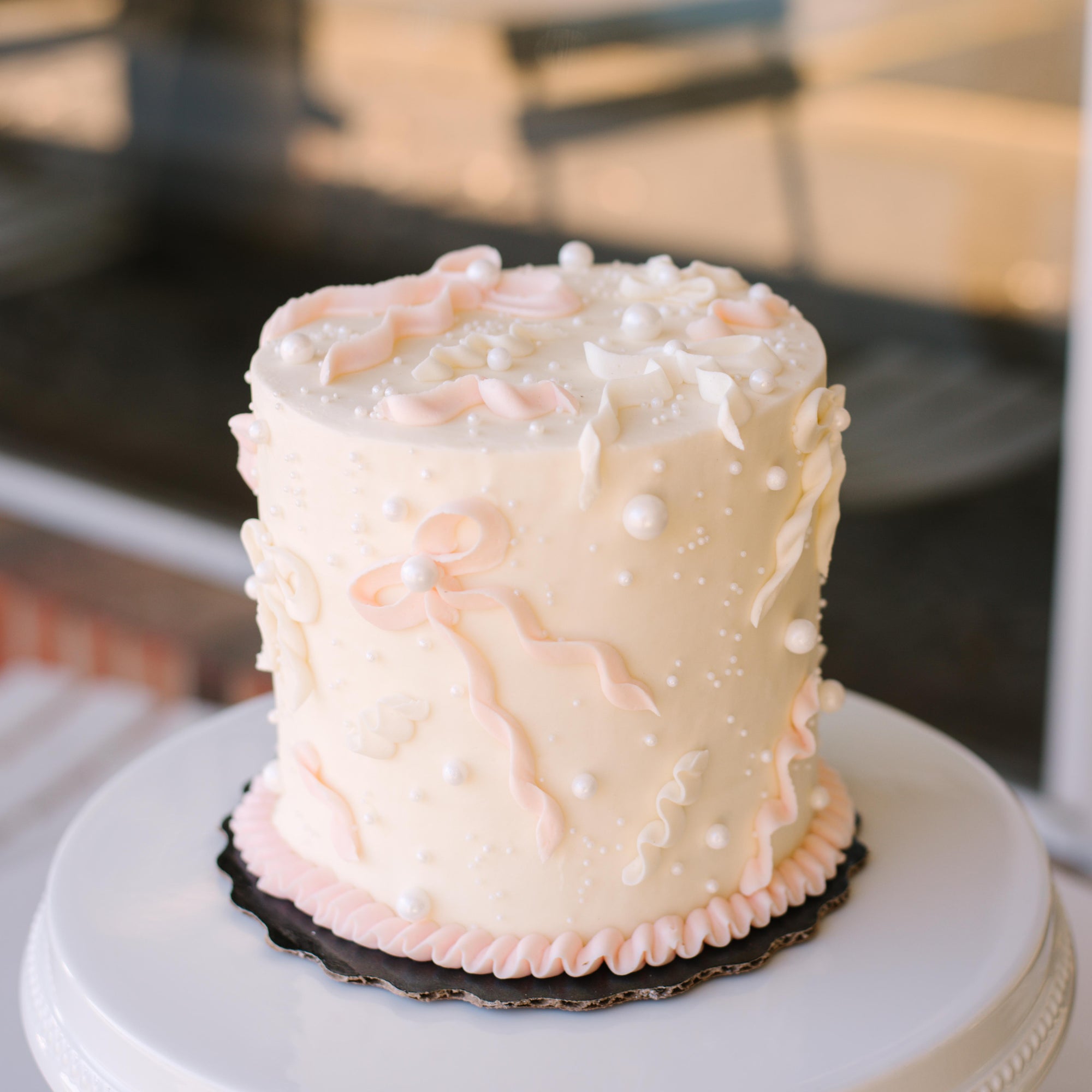 Delicate Bow • Designer Cake