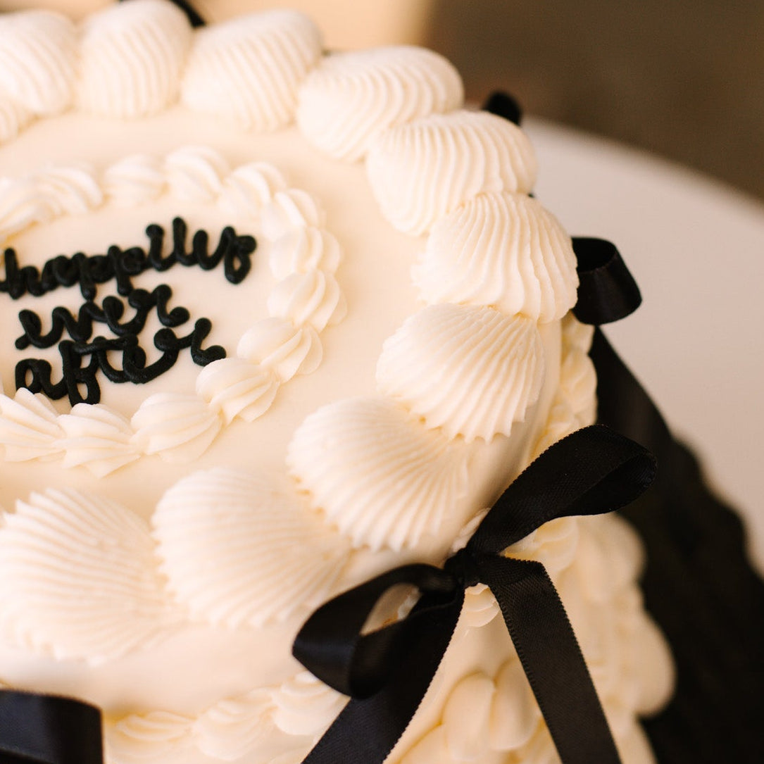 Single Tier Vintage w/ Bows • Wedding Cake