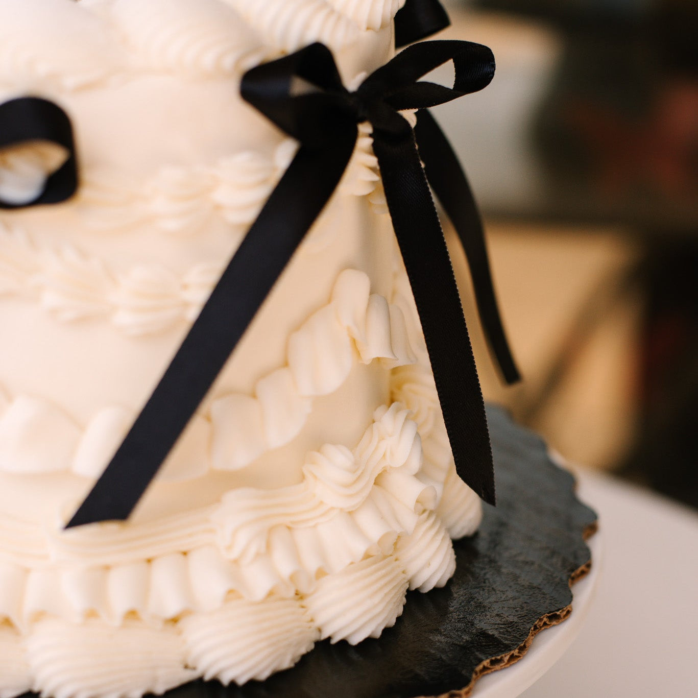 Single Tier Vintage w/ Bows • Wedding Cake