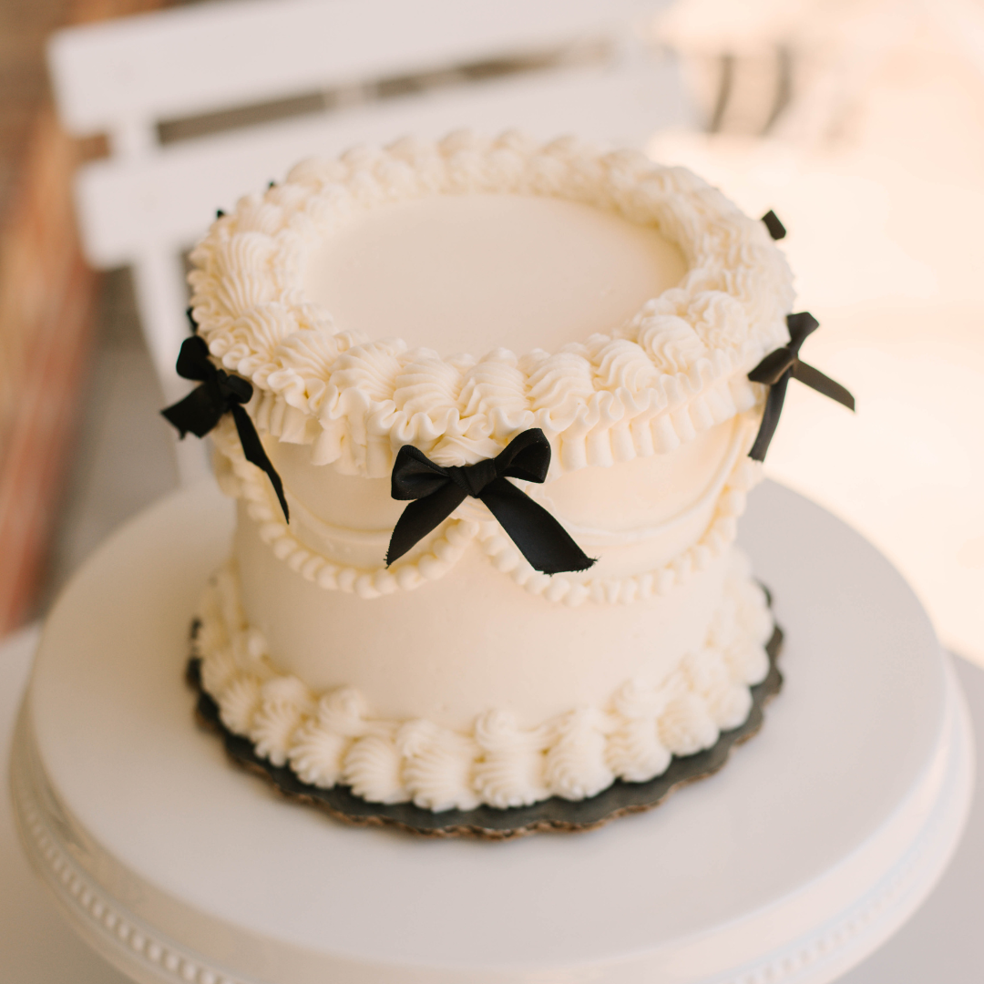 Simple Vintage with Bows • Designer Cake