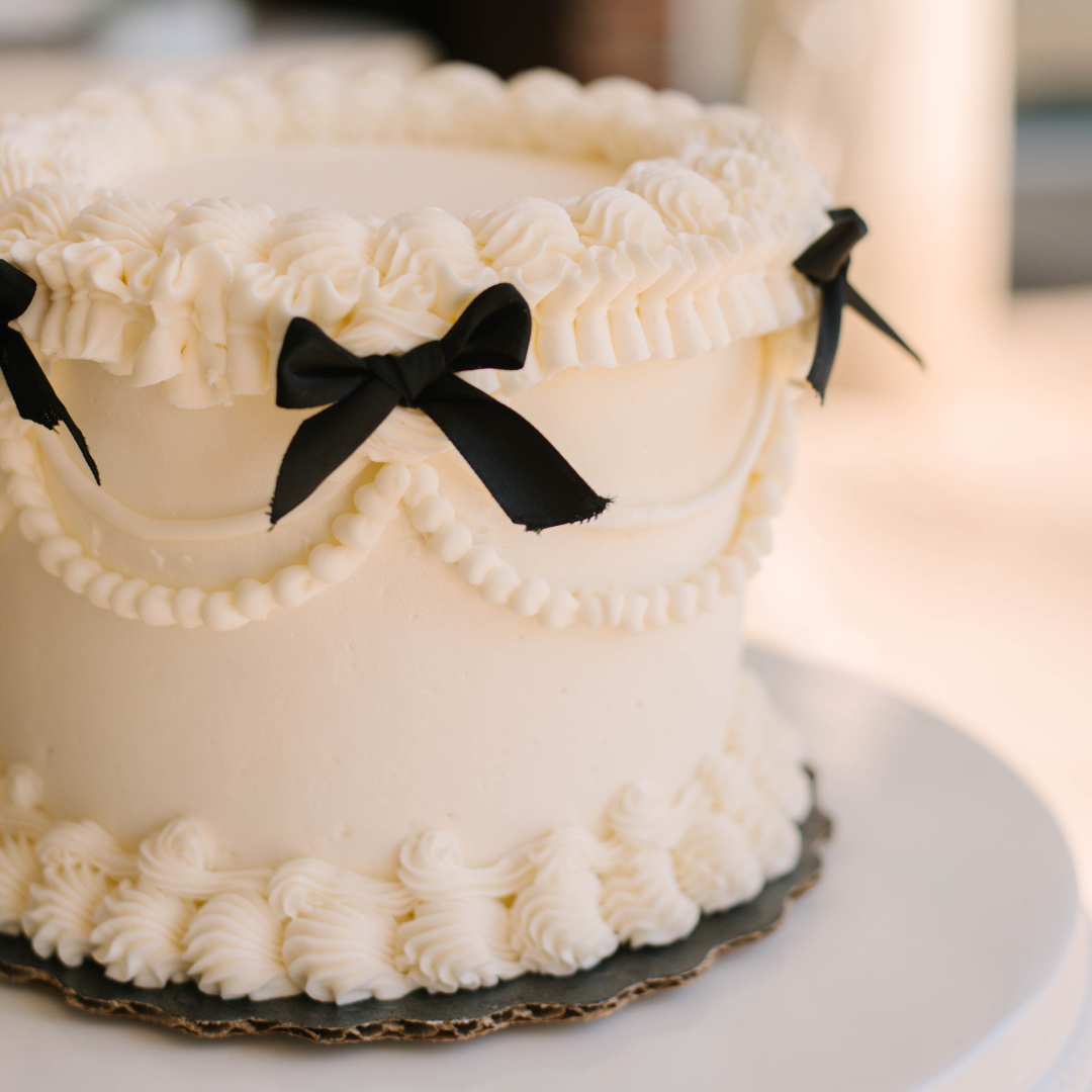 Simple Vintage with Bows • Designer Cake