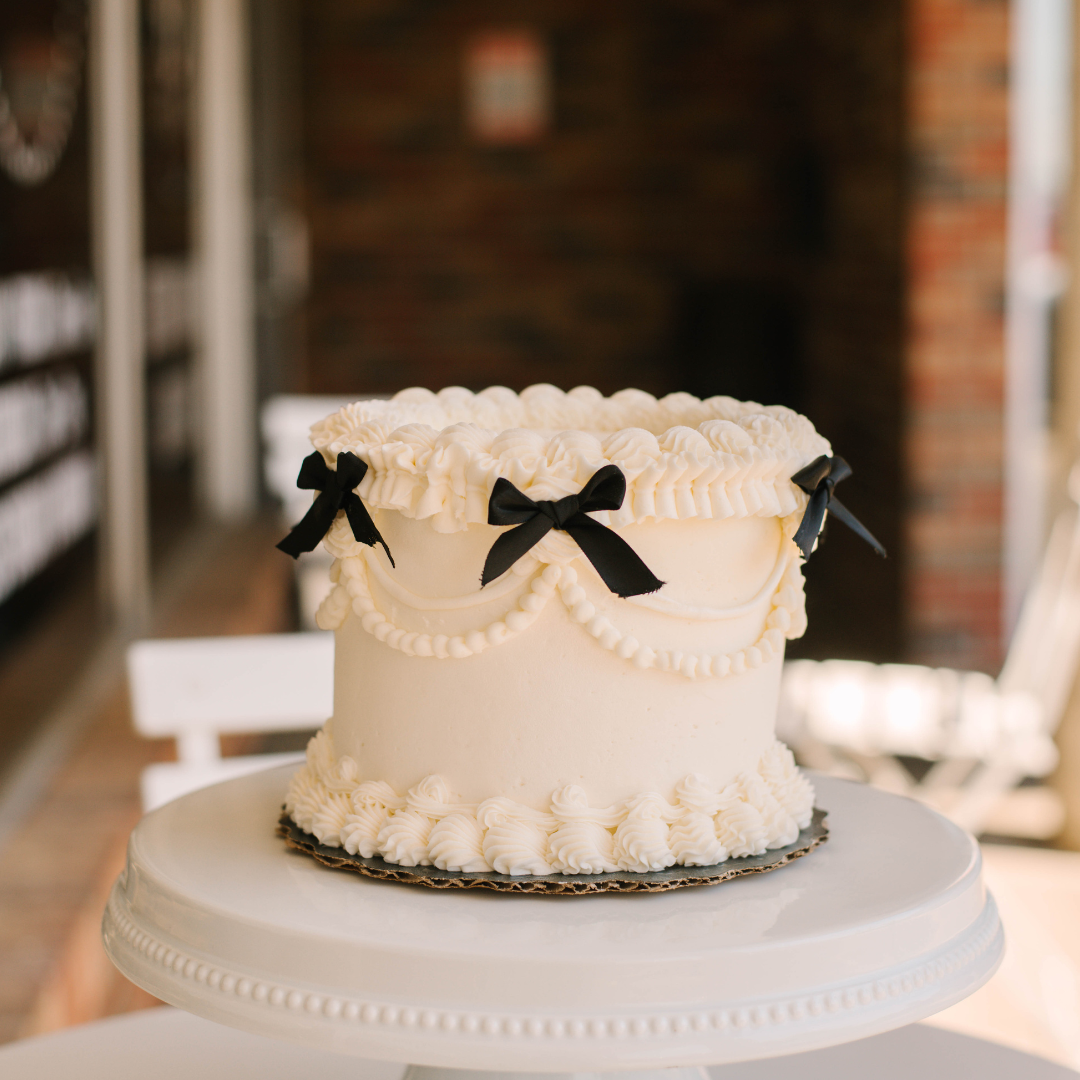 Simple Vintage with Bows • Designer Cake